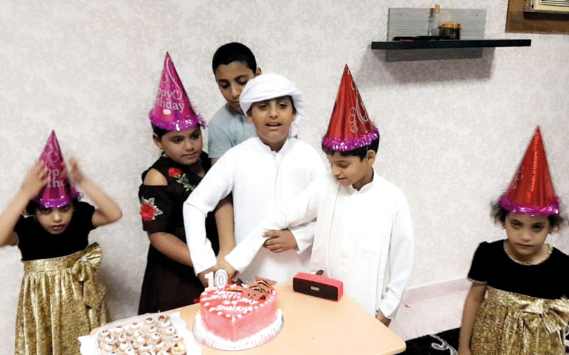 أطفال الصريدي خلال احتفالهم بعيد ميلاد شقيقتهم «شيخة». من المصدر