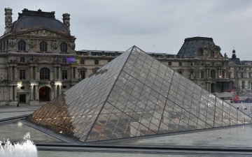 الصورة: لصوص اللوفر تركوا 150 دليلاً في عملية السطو "الجريئة"