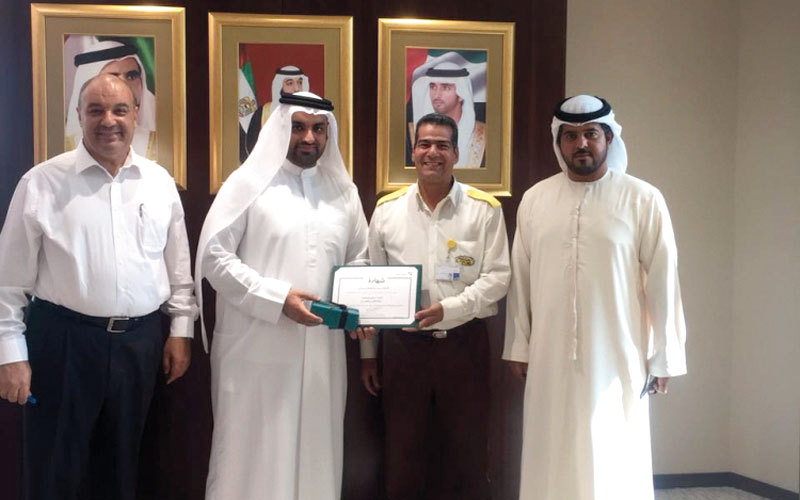 خلال تكريم اقتصادية دبي للسائق. من المصدر