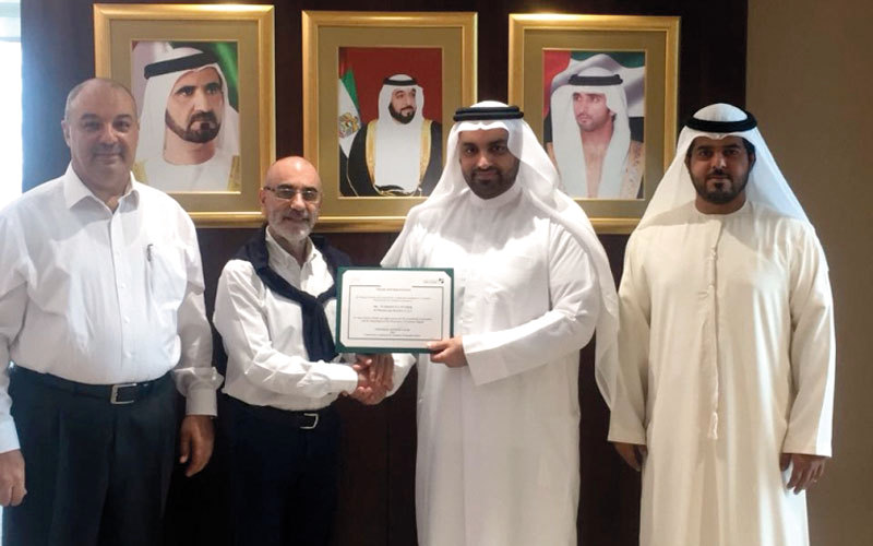 خلال تكريم صاحب المحل. من المصدر