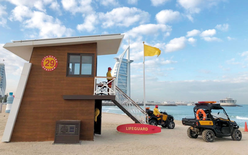 «البلدية» تُشرِف على تدريب المنقذين دورياً وتأهيلهم للقيام بعمليات الإنقاذ والإسعافات الأولية. من المصدر