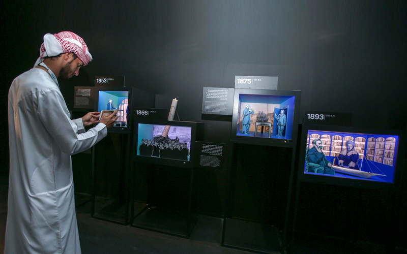 يسلط متحف نوبل الضوء على جهود أهم الكيميائيين العرب والمسلمين وإنجازاتهم التي اكتسبت أهمية كبيرة في تأسيس هذا العلم. من المصدر