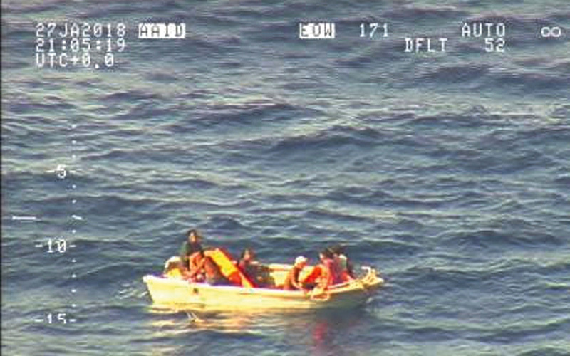 صورة نشرتها قوات الدفاع النيوزيلندية  تُظهر الناجين من الحادث داخل قارب  صغير لحظة إنقاذهم.  رويترز