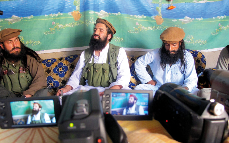 أحد قادة جماعة طالبان الباكستانية (أساس الخلاف بين أميركا وباكستان) يتحدث للصحافيين في مكان مجهول. إي.بي.إيه