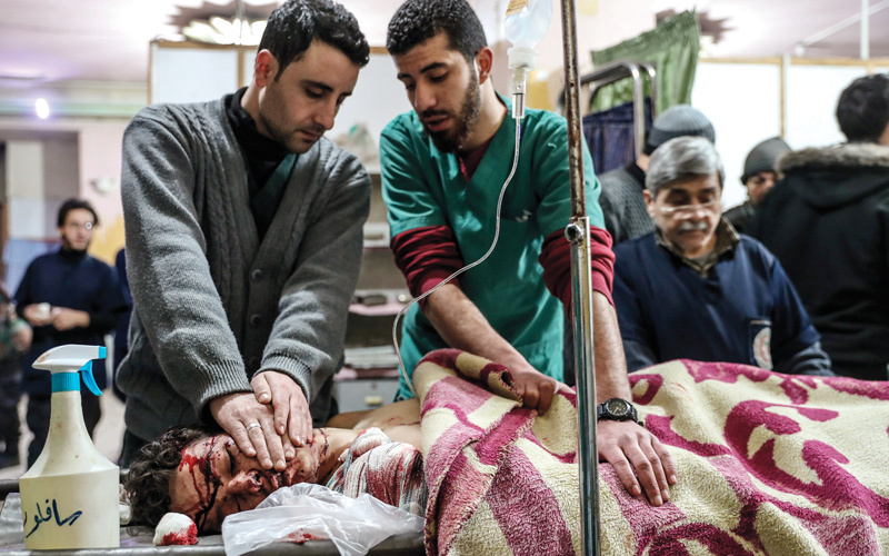 سوري يتلقّى العلاج بعد إصابته بقصف النظام على الغوطة الشرقية. إي.بي.إيه