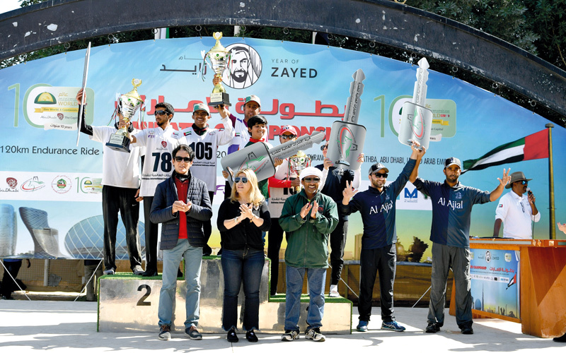جانب من تتويج الفائزين في السباق. تصوير: نجيب محمد