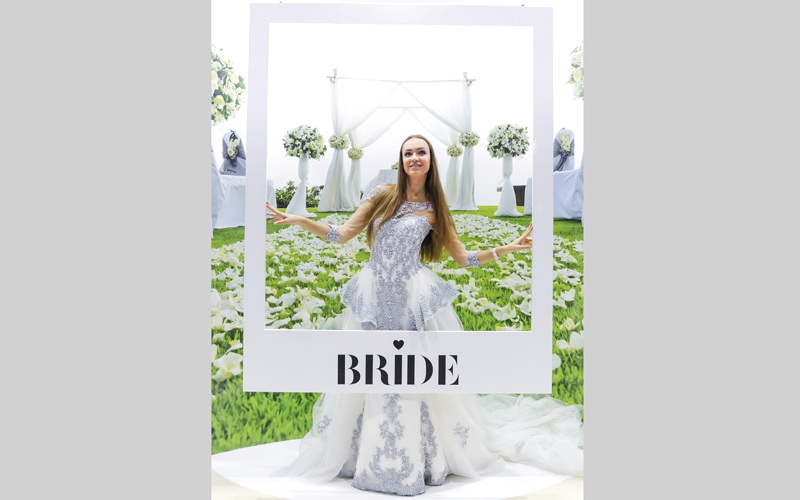 العروض الخاصة بفساتين الزفاف والسهرة ستقدم يومياً على منصة العرض. من المصدر