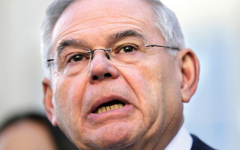 السيناتور بوب منندز يهاجم سياسة ترامب بشأن العقوبات حول فنزويلا. أ.ب