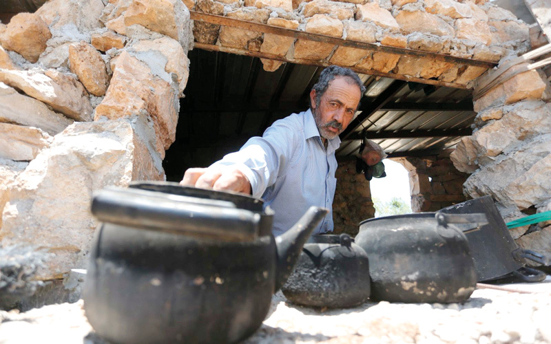 والد مهند صلاح وعائلة ابنه يصمدون داخل منزلهم البدائي للحفاظ على حقهم. الإمارات اليوم