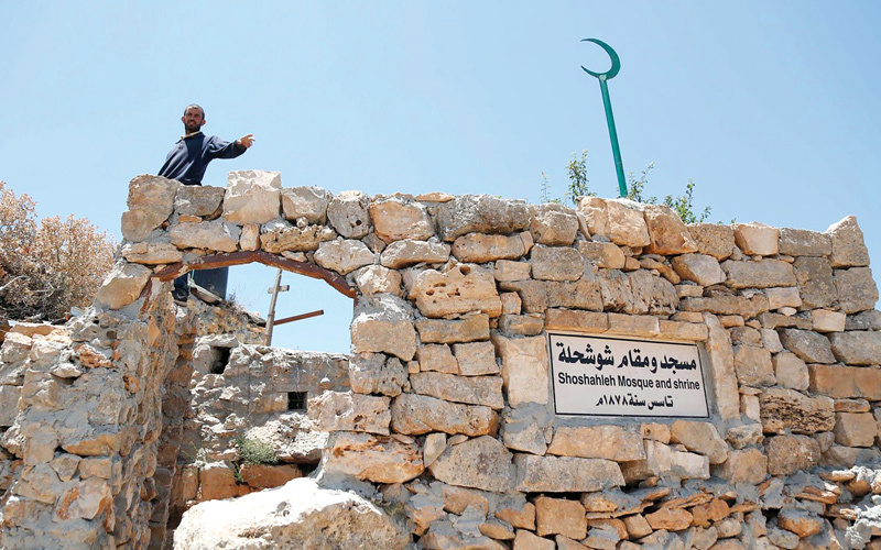 المواطن صلاح عاد إلى قريته المهجرة عام 1997.. وأعاد ترميم مسجد القرية ومنزل جده الأثري. الإمارات اليوم