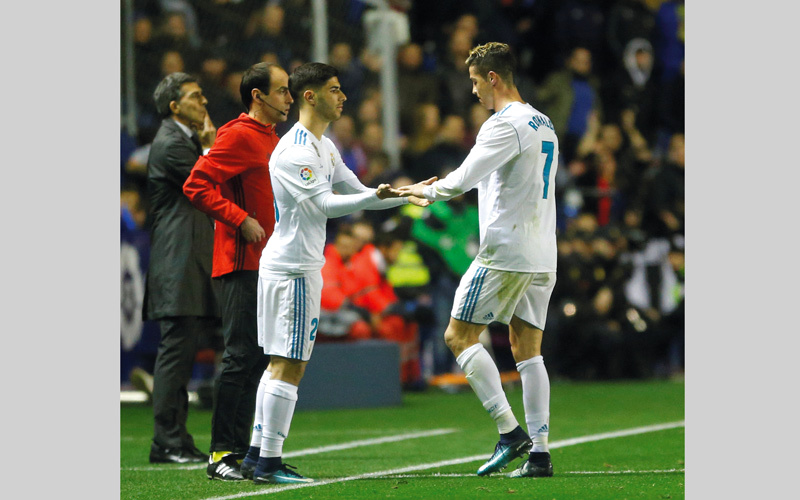 رونالدو ترك مكانه لأسينسيو خلال مباراة الريال وليفانتي. رويترز