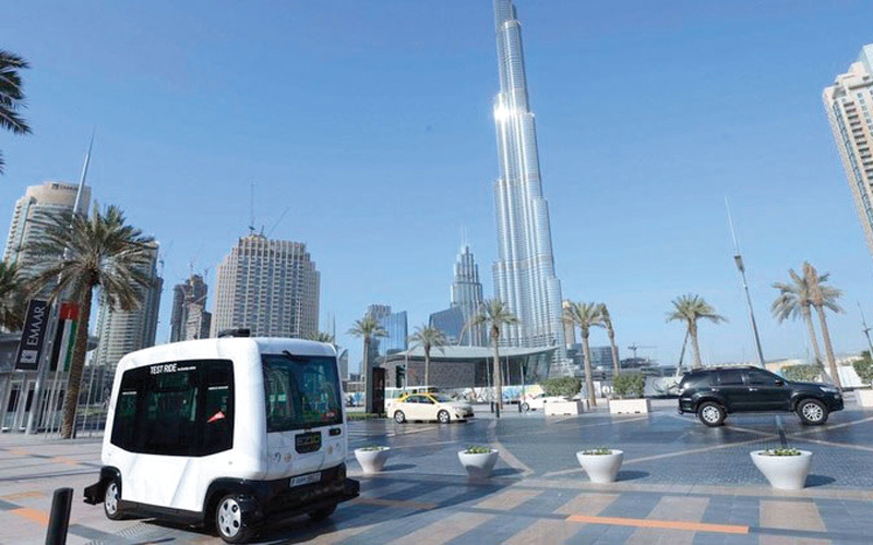 خلال تجربة إحدى السيارات الذاتية القيادة في دبي. أرشيفية