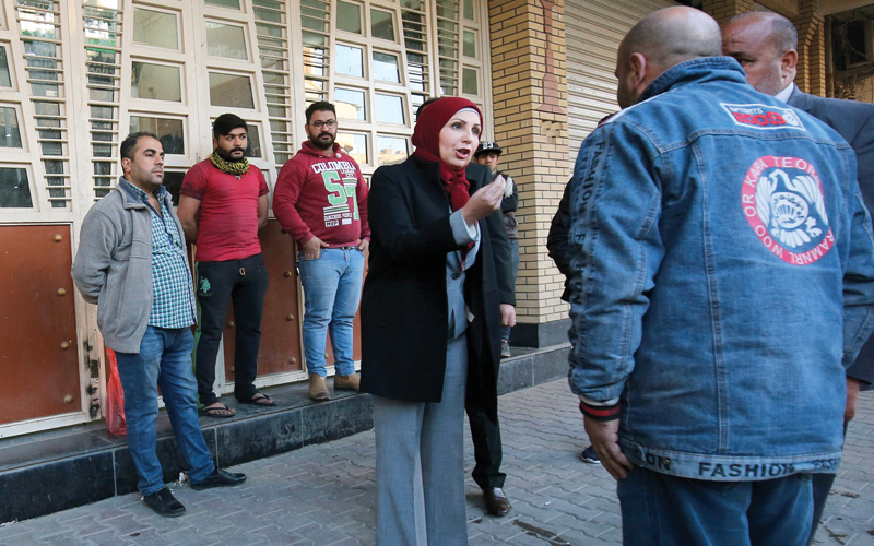 يثير مرور أمينة بغداد في شارع الرشيد مشاعر متناقضة.  أ.ف.ب