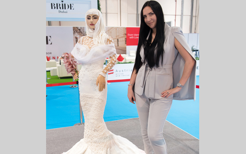 قالت مصممة قالب الكيك ديبي وينجهام إن كل التفاصيل التي استخدمت في القالب تؤكل بما في ذلك الرموش، ويصل طول العروس إلى 192 سم، بينما وزنها يفوق 120 كيلوغراماً. تصوير: أحمد عرديتي