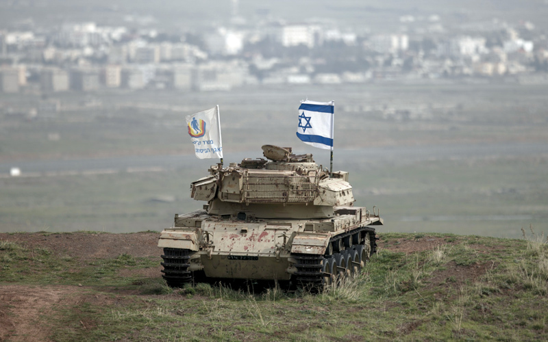 دبابة إسرائيلية قديمة من بقايا الحرب مع سورية عام 1973 بالقرب من مدينة القنيطرة بمرتفعات الجولان المحتلة. إي.بي.إيه