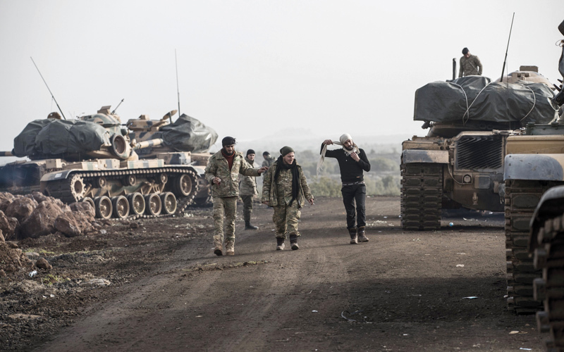 دبابات الجيش التركي تستعد للدخول إلى شمال سورية لطرد قوات سورية الديمقراطية. أي.بي.إيه