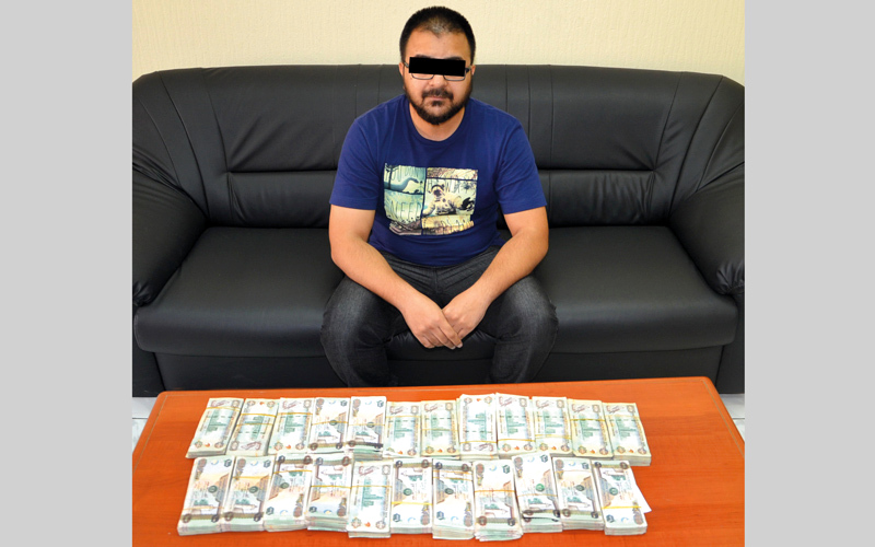 الضحية التقى المشتبه فيه بمركز تجاري لتسليمه المبلغ وإتمام تحويل العملة إلى حسابه. من المصدر