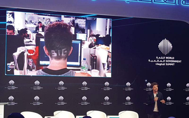 إنجلز: الإنسان الذي سيسكن على سطح المريخ سيحول لونه من الأحمر إلى الأخضر. من المصدر