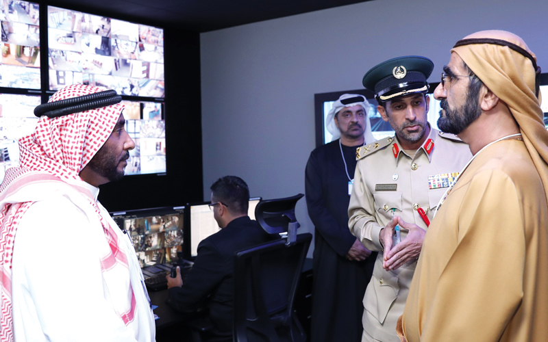 محمد بن راشد مستمعاً إلى شرح عبدالله المري حول آلية تأمين المشاركين في القمة.

وام