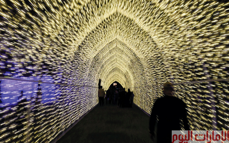 العروض التي تنظم في 18 موقعاً داخل مدينة الشارقة وخارجها، وشاهدها حضور كبير في افتتاح المهرجان، جاءت مبهرة ومبتكرة، ورسمت لوحاتٍ ضوئية جميلة استخدمت فيها أحدث التقنيات المتطورة التي مزجت بين الضوء والموسيقى.