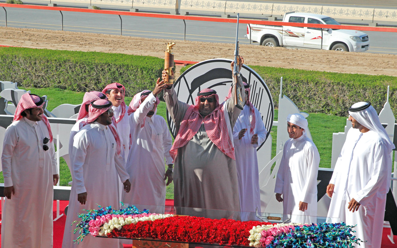 جانب من تتويج الفائزين.  من المصدر
