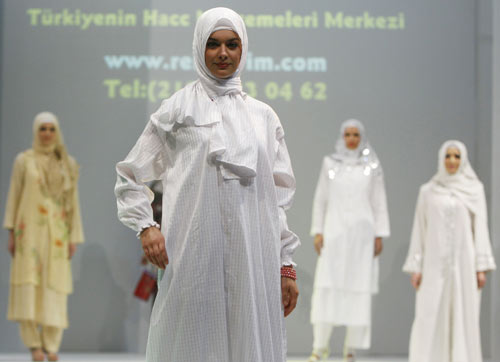 تشكيلة ربيع وصيف 2010 "للألبسة الشرعية". رويترز