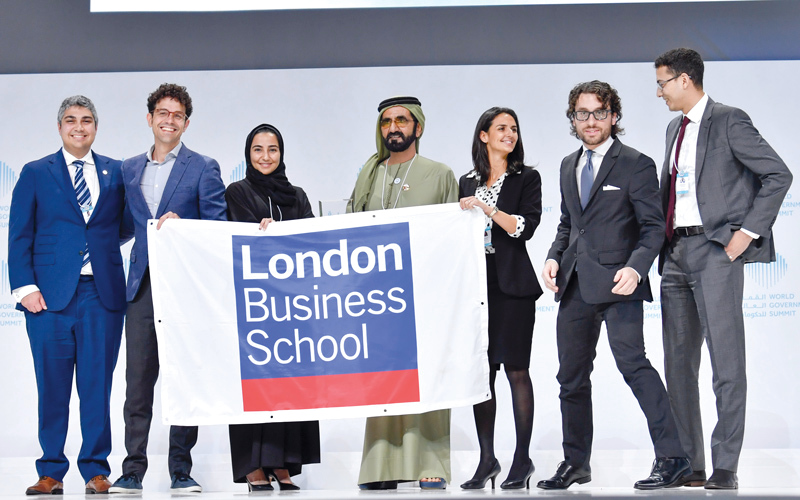 محمد بن راشد يتوسط فريق طلبة كلية لندن للأعمال الفائز في تحدي الجامعات العالمي.

من المصدر