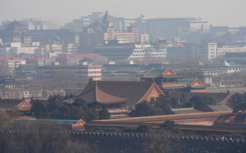 الضباب يغطي المباني في العاصمة الصينية.  رويترز