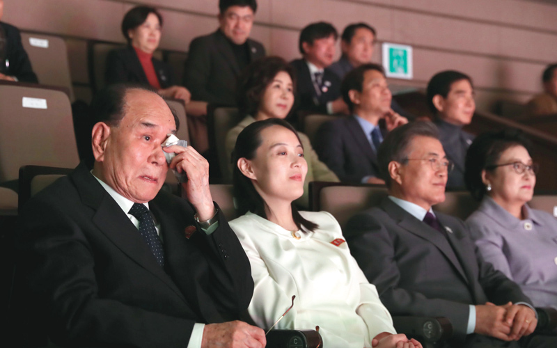 الرئيس الكوري الجنوبي وبجانبه شقيقة الرئيس الكوري الشمالي. إي.بي.إيه