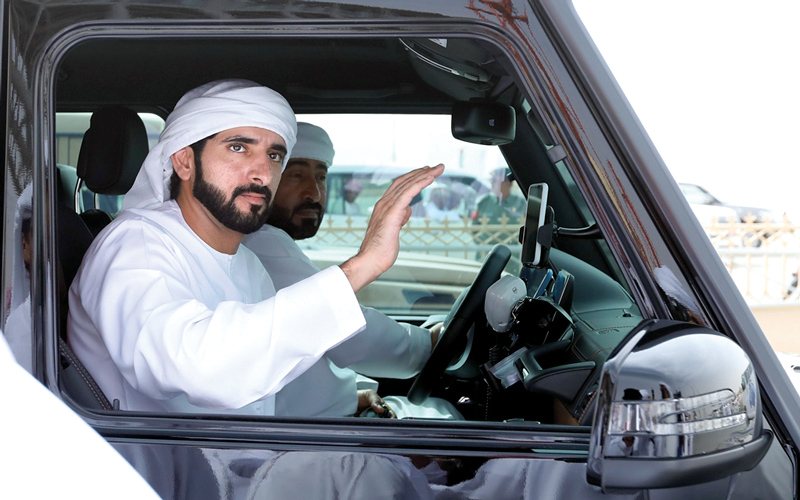 حمدان بن محمد خلال متابعته منافسات الفترة المسائية لليوم الخامس من مهرجان الهجن العربية الأصيلة. تصوير: أسامة أبوغانم