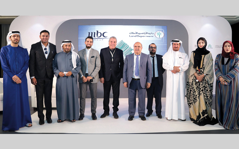 سلطان بطي بن مجرن وعلي جابر وعدد من رعاة برنامج «مهمة عقارية». تصوير: أحمد عرديتي