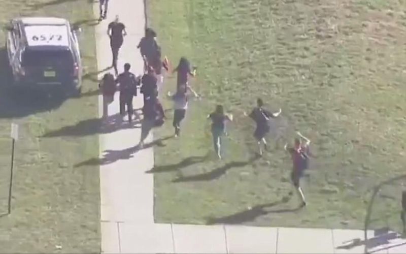 الطلاب بعد تمكنهم من الخروج من المدرسة