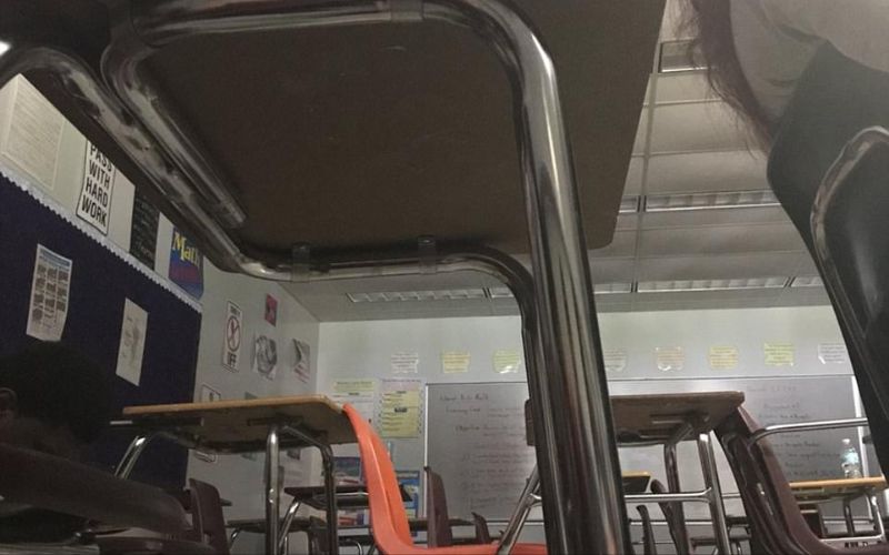 احتمى الطلاب بالمقاعد لتجنب الأعيرة النارية