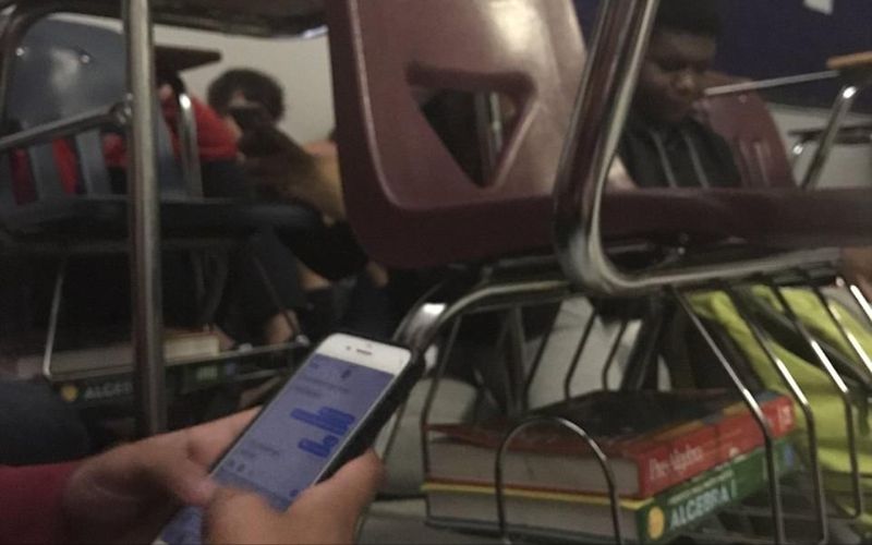 تلميذ مختبئ تحت المقاعد الدراسية يطمئن أهله