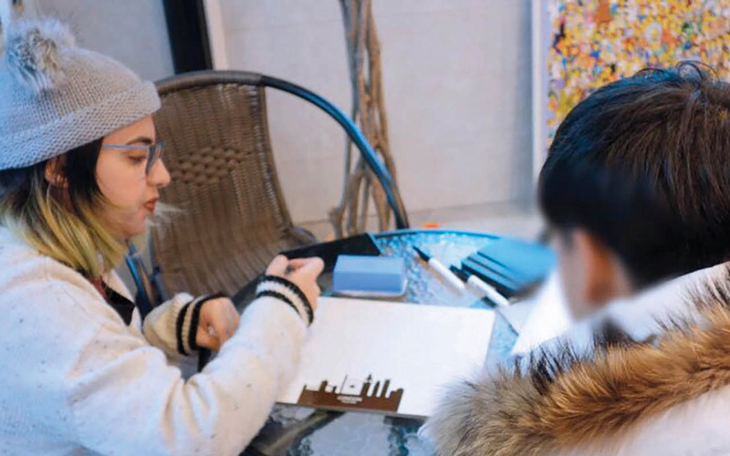 «سارة» أثناء تعليم إحدى الكوريات اللغة الإنجليزية.  من المصدر
