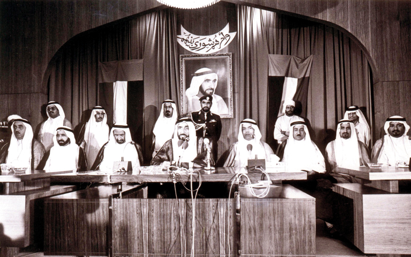 الشيخ زايد خلال افتتاحه دور الانعقاد الثاني للمجلس الوطني الاتحادي من الفصل التشريعي الثالث عام 1977. أرشيفية