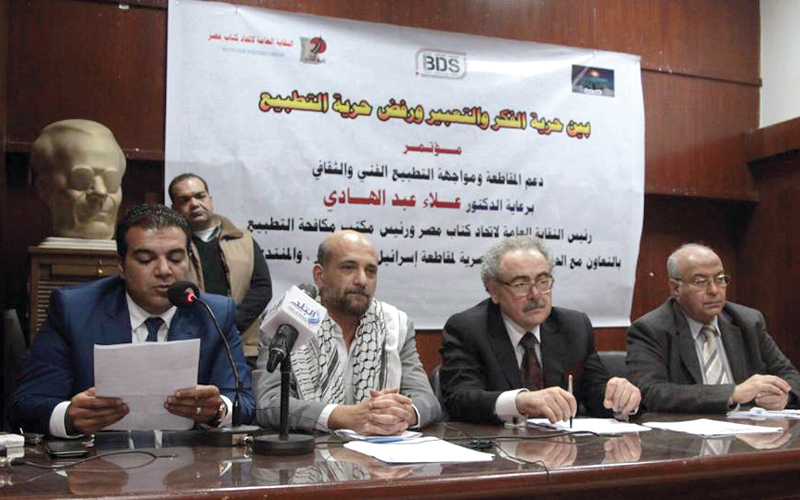 المتحدثون أمام المؤتمر (من اليمين إلى اليسار) محمد سعيد إدريس، رئيس اتحاد كتاب مصر علاء عبدالهادي، منسق  حركة «بي دي إس مصر» رامي شعث. الإمارات اليوم