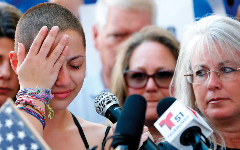 ألقت الطالبة إيما غونزالس البالغة 18 عاماً خطاباً نارياً أمام حشد من الطلبة وذويهم والمقيمين في منطقة فورت لودرديل المجاورة.  أ.ف.ب