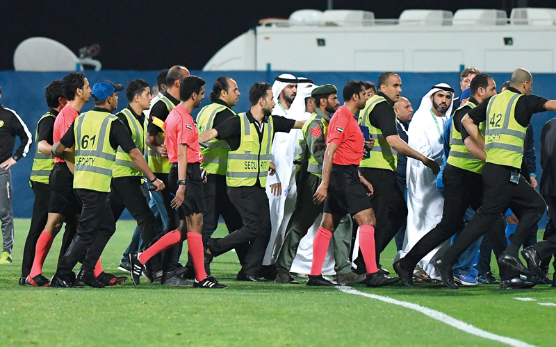 بعض مباريات كأس الخليج العربي شهدت توتراً بين اللاعبين. تصوير: أسامة أبوغانم