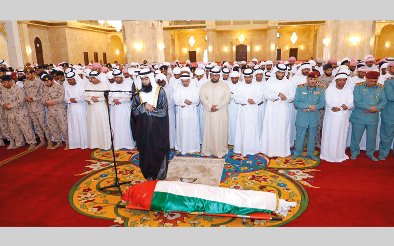 ولي عهد الفجيرة وجموع غفيرة أدّوا صلاة الجنازة على جثمان شهيد الوطن.

وام