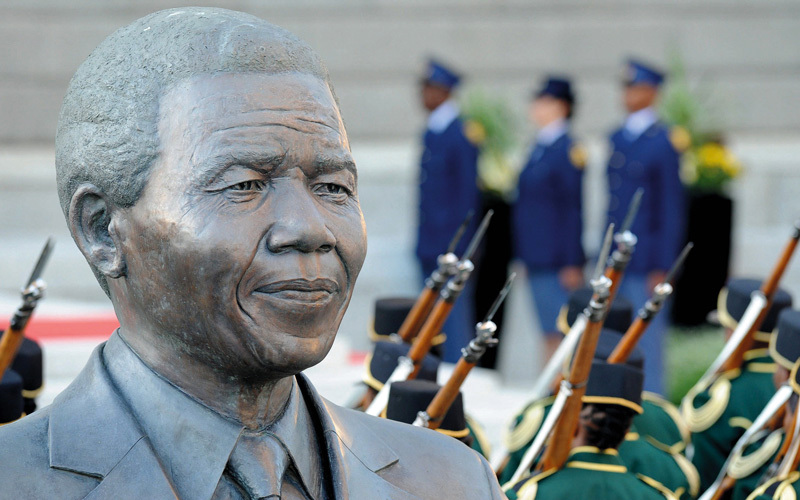 تمثال نيلسون مانديلا بالقرب من البرلمان. إي.بي.إيه