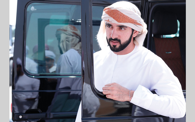 حمدان بن محمد خلال متابعته منافسات اليوم العاشر لمهرجان الهجن. تصوير: أسامة أبوغانم