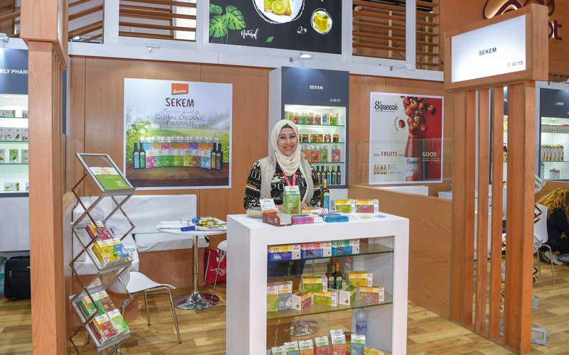 مشاركون في «غلفوود 2018» أكدوا أن المنتجات العضوية تسجل معدلات نمو تدريجية في الطلب عليها محلياً. تصوير: أشوك فيرما
