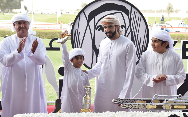 حمدان بن محمد خلال تتويج الفائزين. تصوير: أسامة أبوغانم