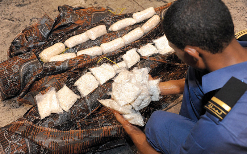 كمية من الحبوب المخدرة ضبطتها جمارك دبي في شحنة من الأقشمة. من المصدر