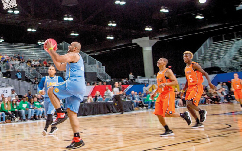 بطي حقق حلمه باللعب مع نجوم دوري السلة الأميركي في مباراة استعراضية.  الإمارات اليوم