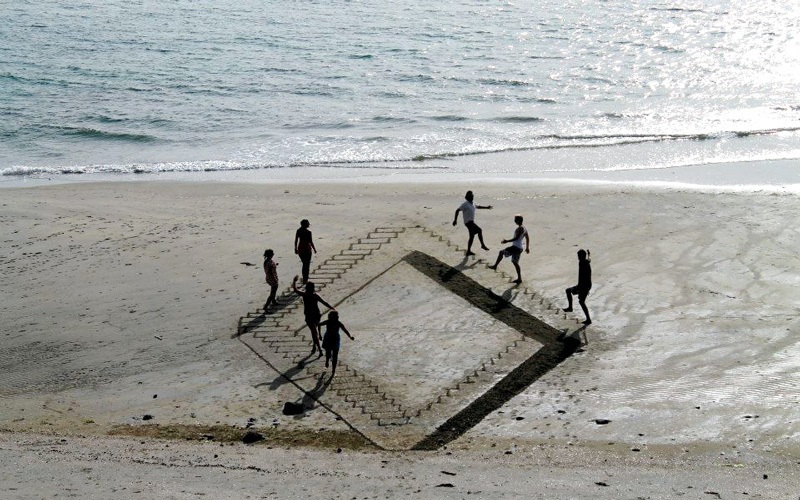 لأول مرة سيقوم الفنان النيوزيلندي جيمس هاركينز بعروض يومية للرسم ثلاثي الأبعاد على رمال الشاطئ في «لا مير». من المصدر