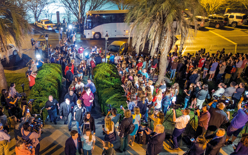 طلاب المدرسة يتجمعون في الساحة للإعراب عن غضبهم لما حدث.  أ.ب