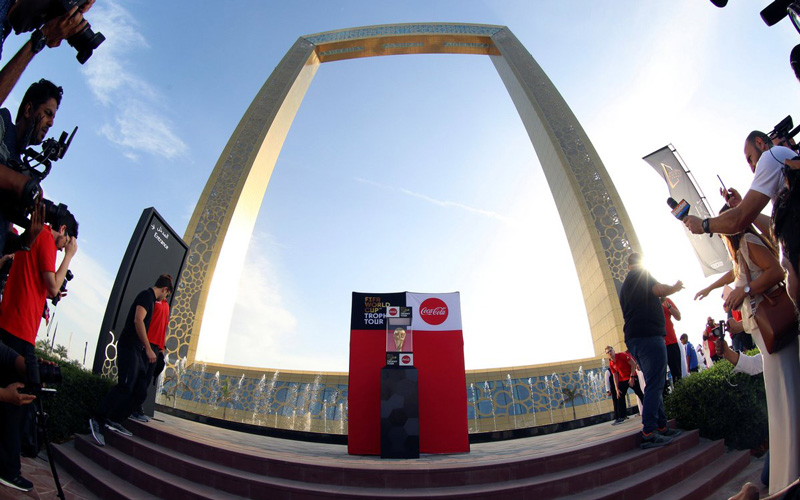 «كأس العالم» تجولت في برج خليفة وبرواز دبي أمس. من المصدر