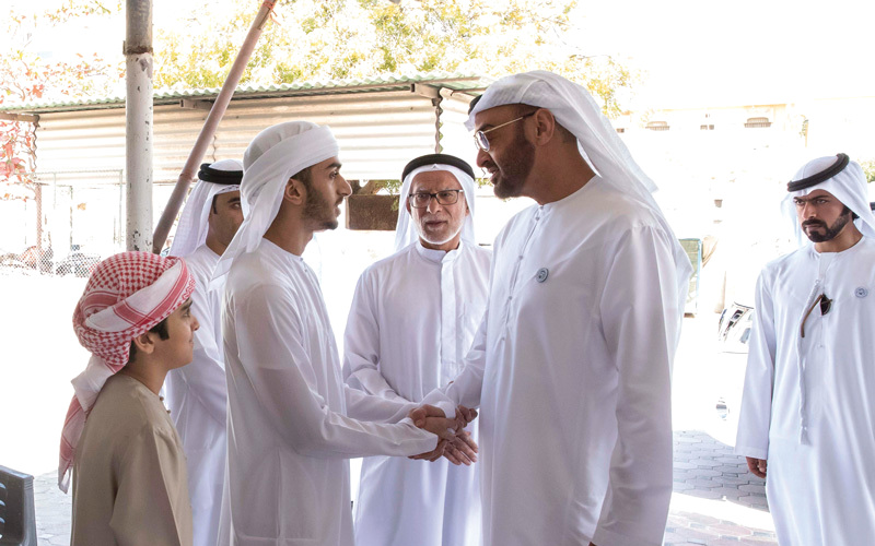محمد بن زايد خلال تقديمه واجب العزاء في الشهيد عبدالرحمن عبدالكريم الأحمد. وام